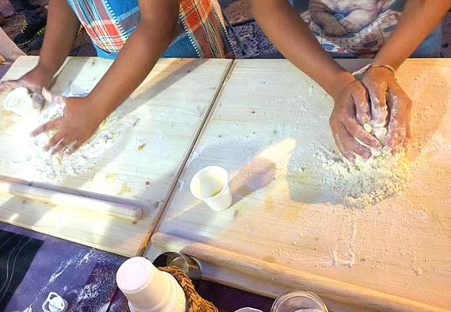 mani in pasta